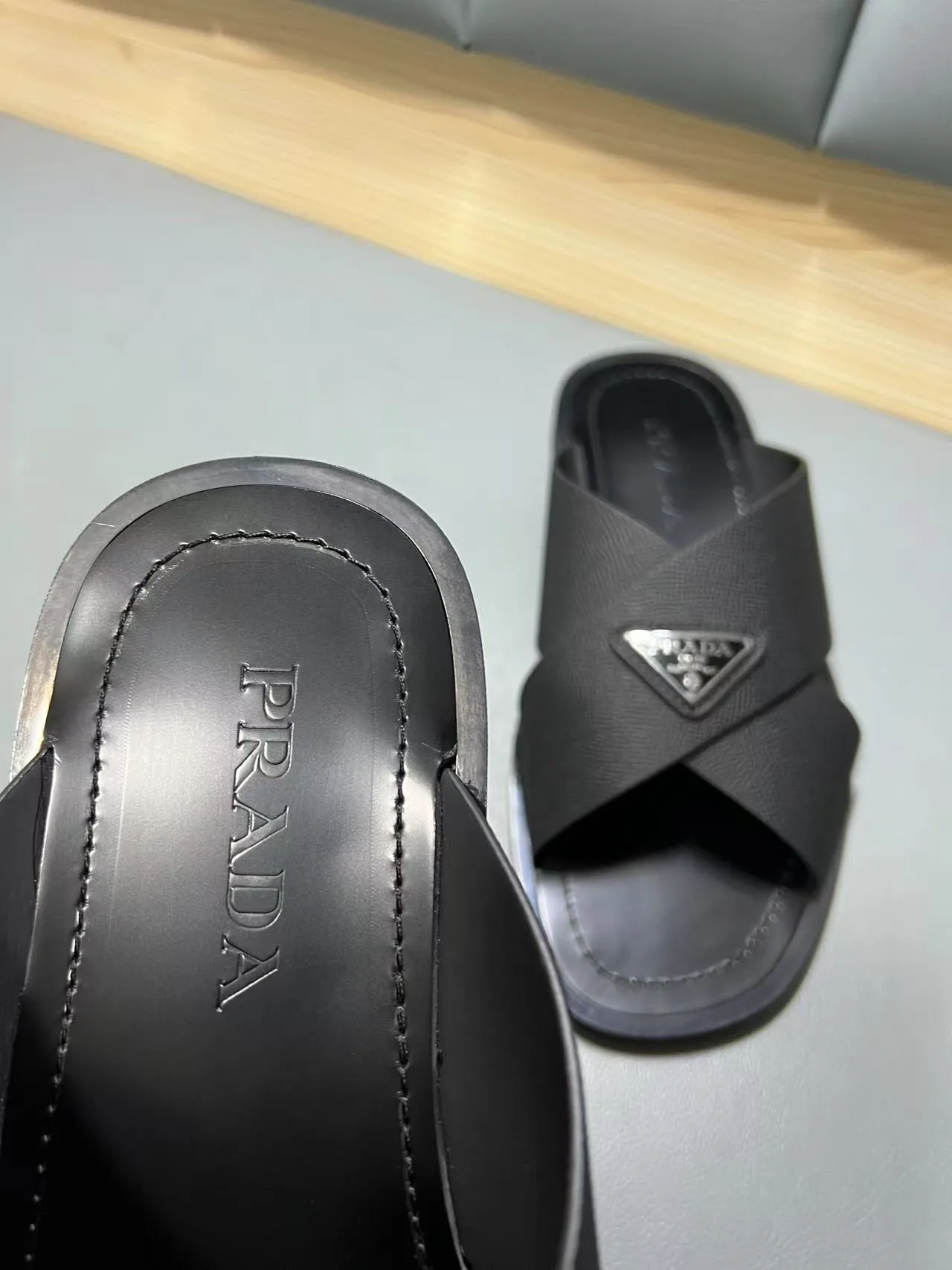340💰PRADA Prada’s latest slippers are synchronized with the official website. This slipper is made of the brand’s unique and iconic Saffiano leather. The brand logo jumps out from the double straps, and the brand style is clearly visible. Cowhide gives men elegant charm and functional design, making it an ideal choice for vacation and leisure. Size:38-45